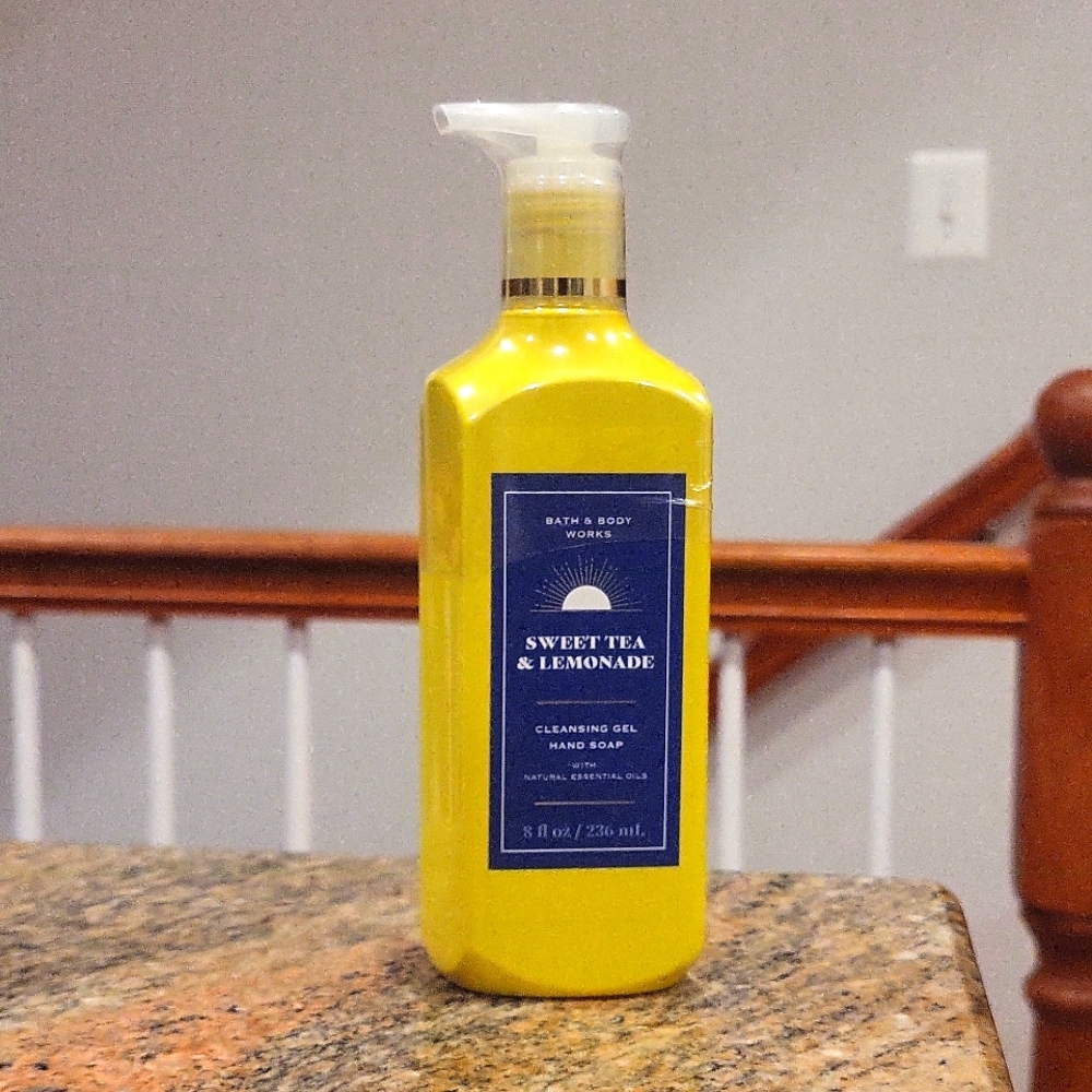 Bath & Body Works sweet tea and lemonade cleansing gel hand soap